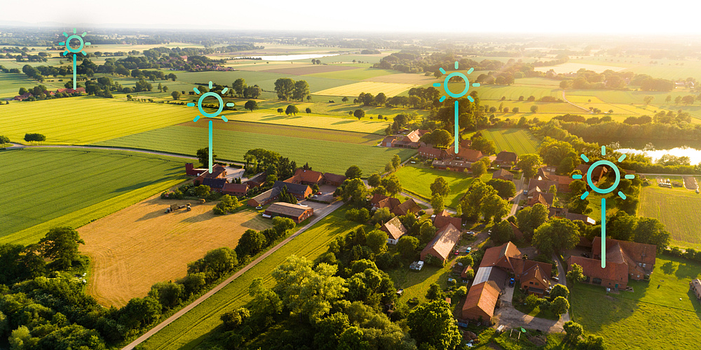 Häuser mit Photovoltaikanlagen im Grünen 